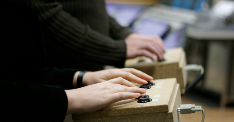 Look, and DO touch: designing games for museums 
